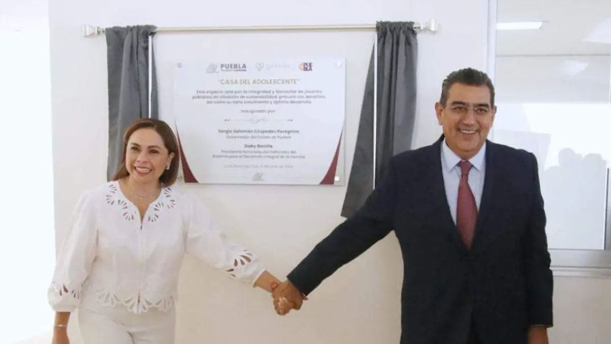 la presidenta del patronato del Sistema Estatal DIF (SEDIF), Gabriela Bonilla Parada  junto con el gobernador, Sergio Salomón Céspedes Peregrina